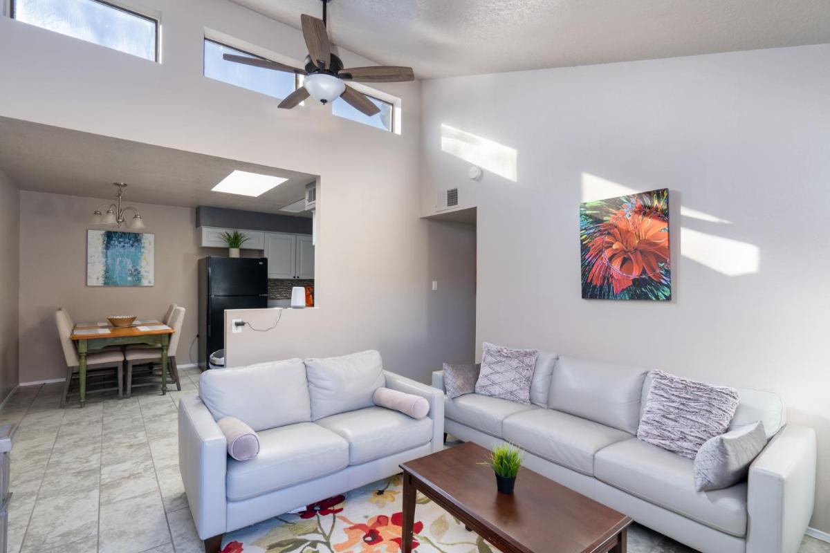 Casa Escondido - Housity