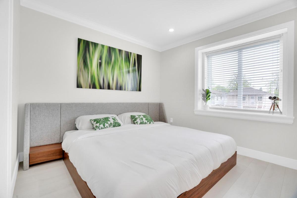 Family-Friendly, 3 Bed House - Private Backyard-Central Location - Housity