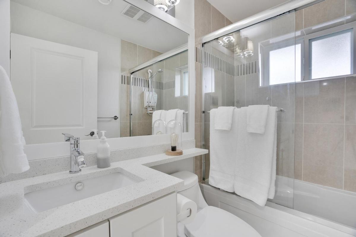 Family-Friendly, 3 Bed House - Private Backyard-Central Location - Housity