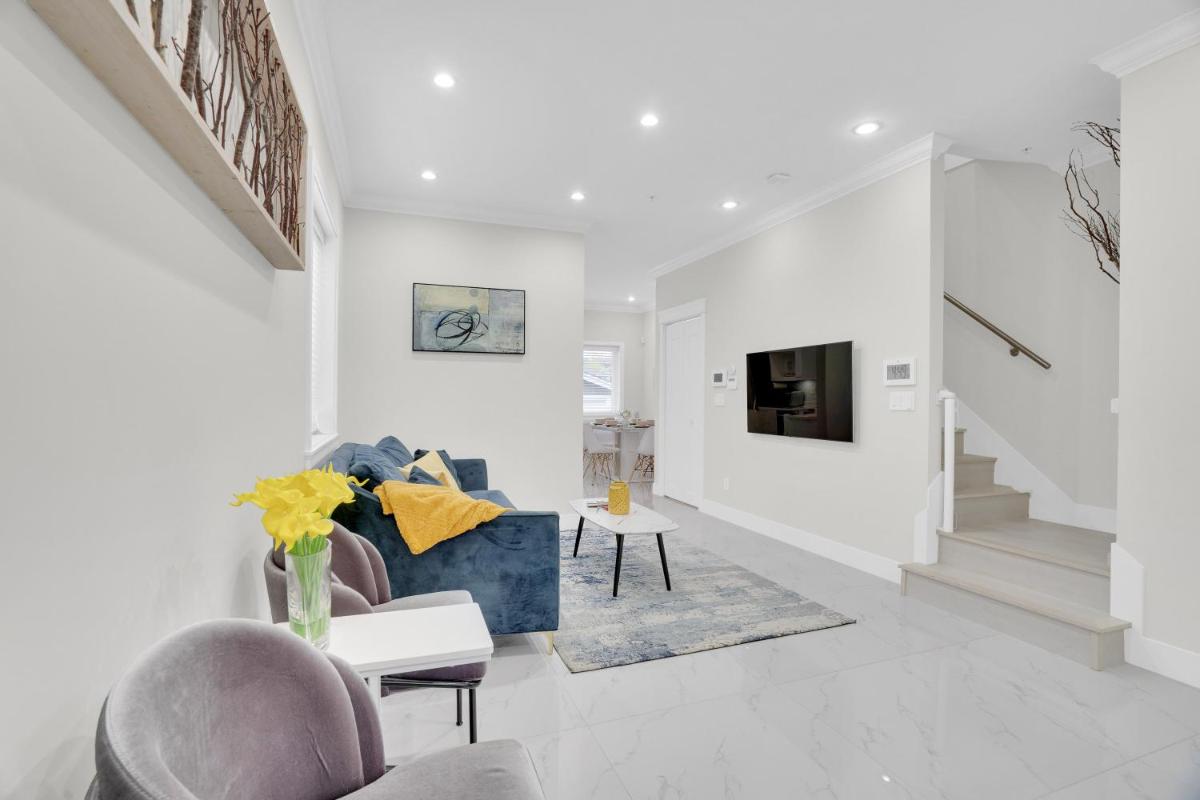 Family-Friendly, 3 Bed House - Private Backyard-Central Location - Housity