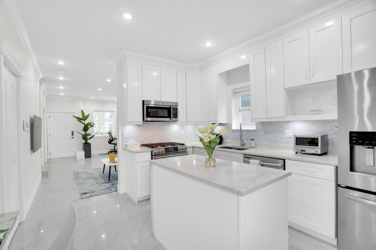 Family-Friendly, 3 Bed House - Private Backyard-Central Location - Housity