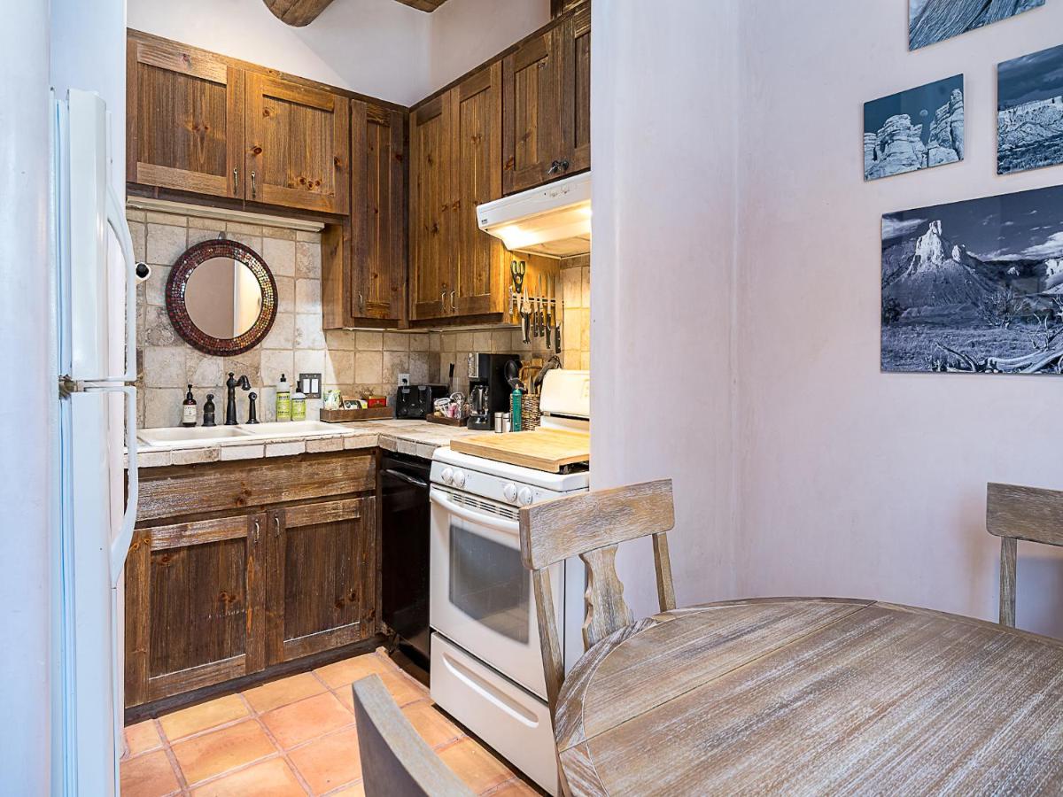 Deseo de Santa Fe, 2 Bedrooms, Patio, WiFi, Sleeps 4 - Housity