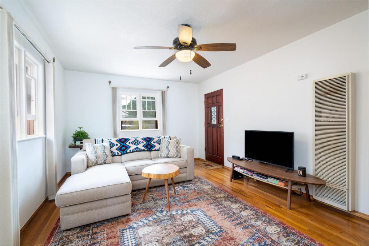 Gomez Gardens, 2 Bedrooms, Sleeps 4 - Housity