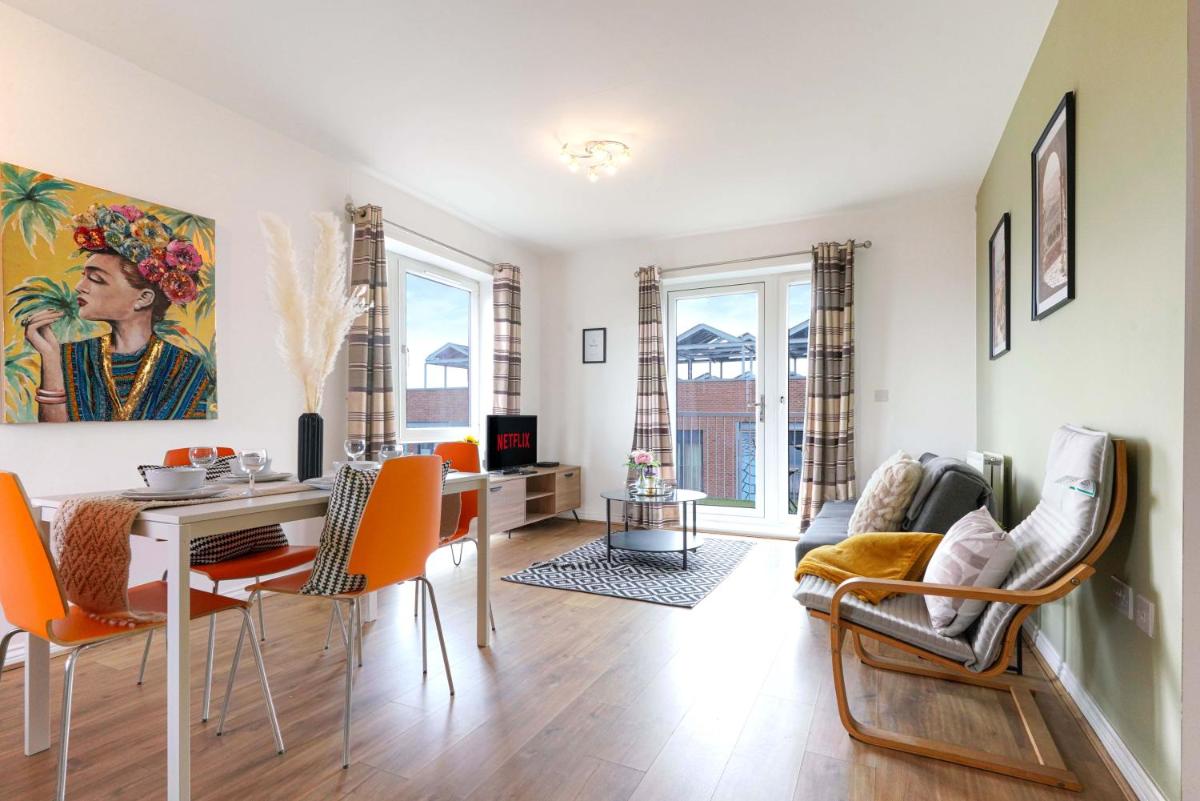 2 Bedroom 2 Bathroom - Penthouse Apartment in Central MK -Free Parking, Fast Wifi, Balcony & SmartTV by Yoko Property - Housity