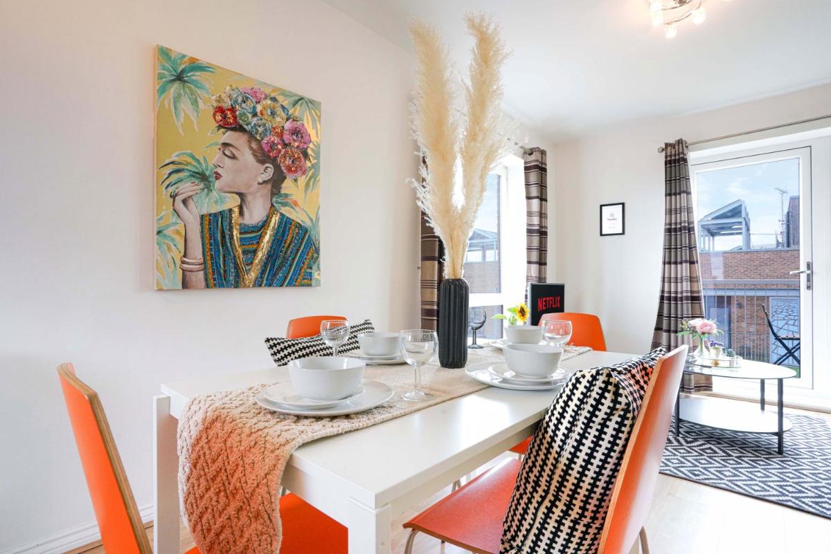 2 Bedroom 2 Bathroom - Penthouse Apartment in Central MK -Free Parking, Fast Wifi, Balcony & SmartTV by Yoko Property - Housity