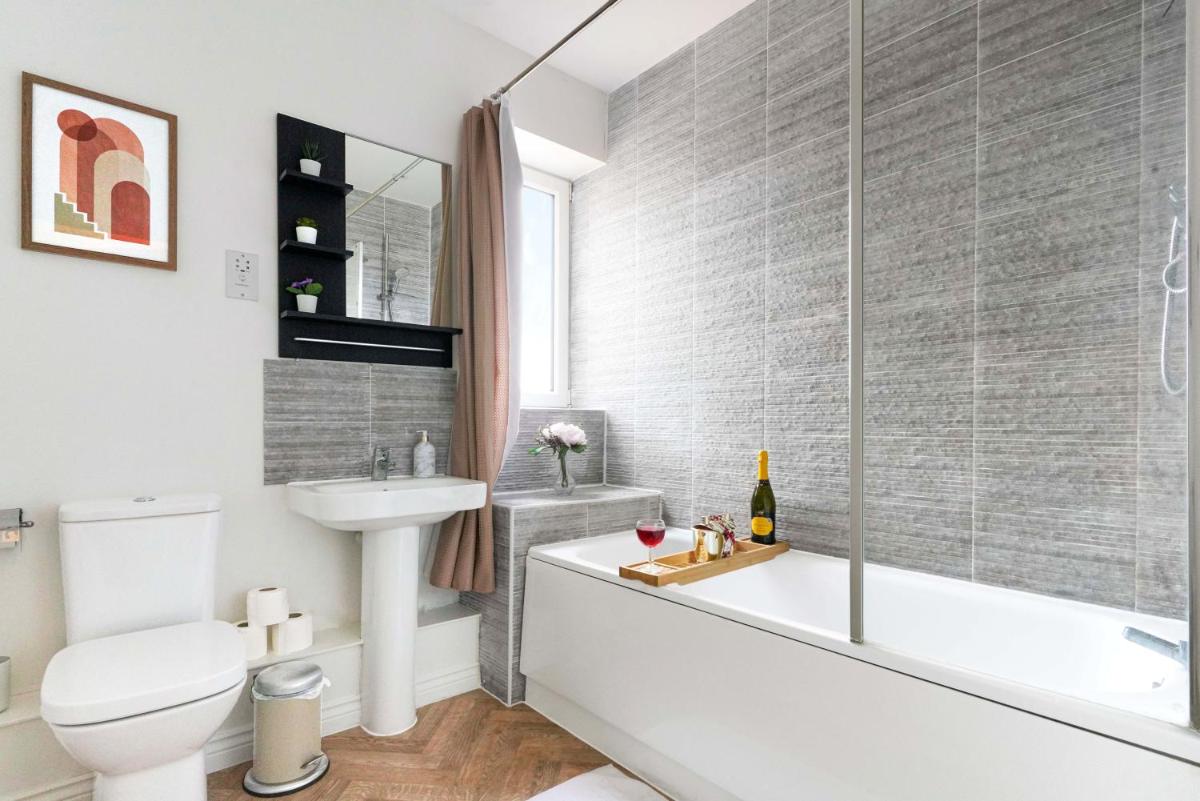 2 Bedroom 2 Bathroom - Penthouse Apartment in Central MK -Free Parking, Fast Wifi, Balcony & SmartTV by Yoko Property - Housity