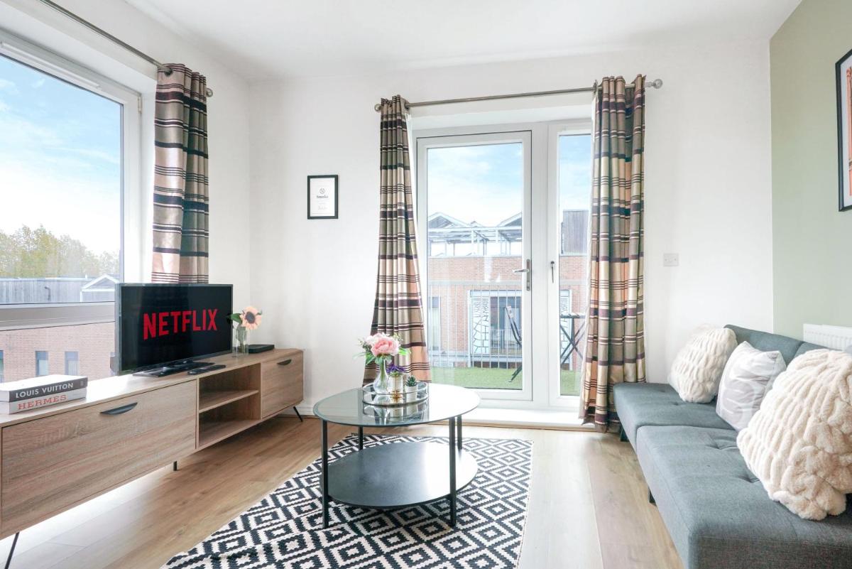 2 Bedroom 2 Bathroom - Penthouse Apartment in Central MK -Free Parking, Fast Wifi, Balcony & SmartTV by Yoko Property - Housity