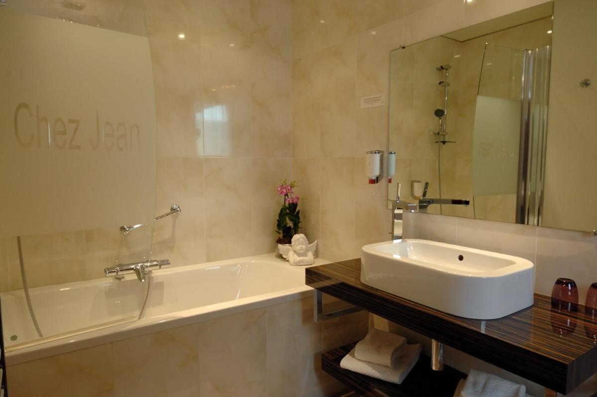 Salle de bains dans l'établissement Chez Jean