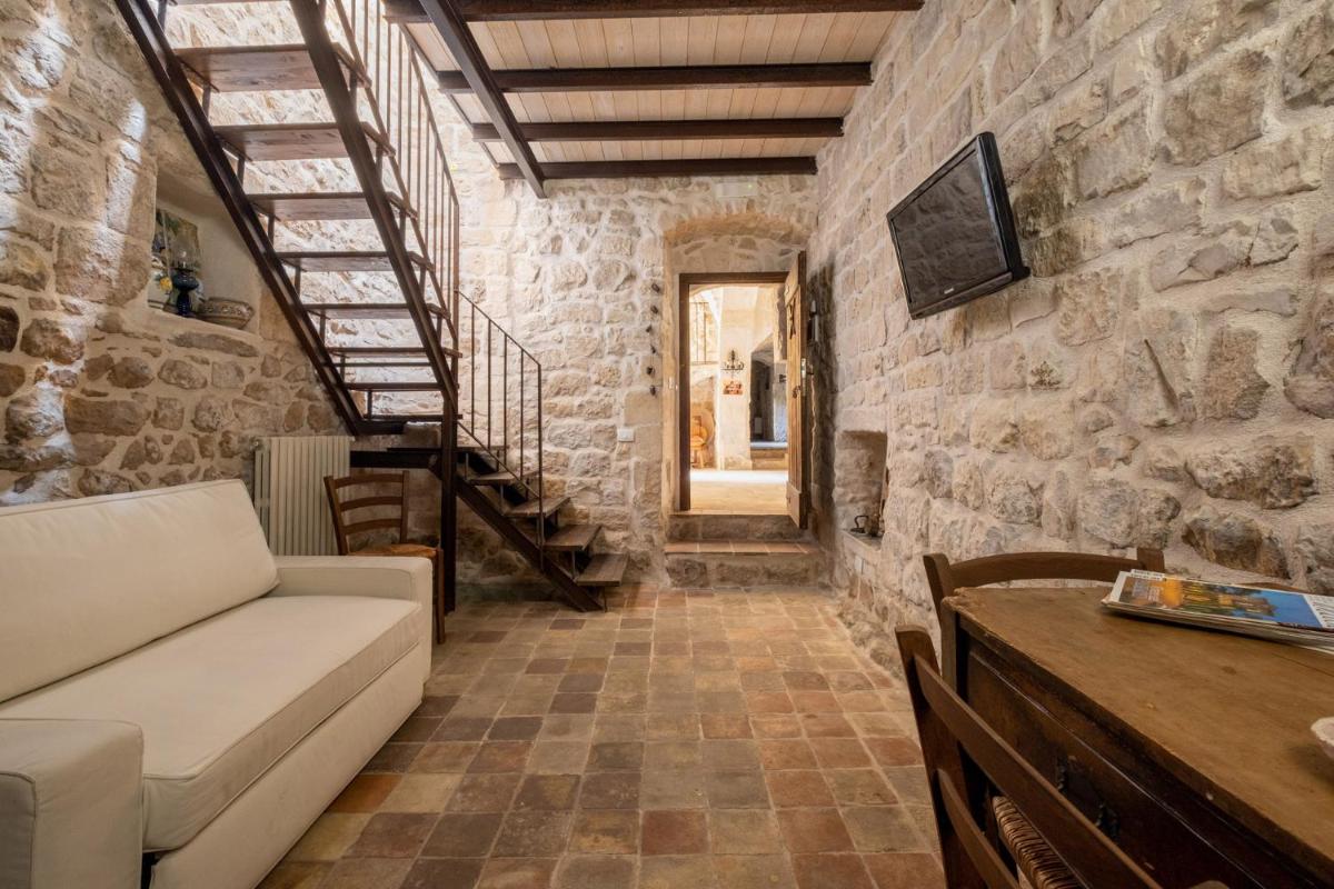 Case-grotte degli Avi, esperienza abitativa in grotta - Housity