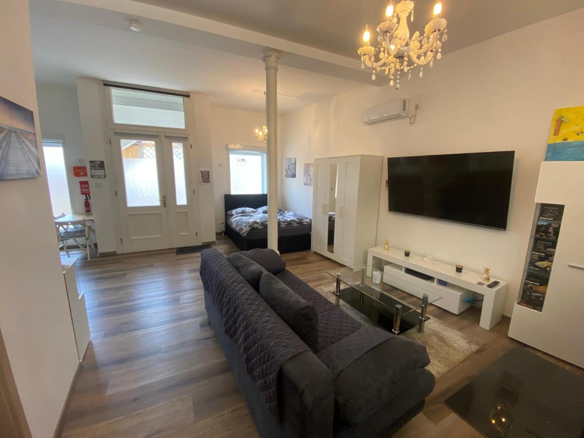 Schöne kleine Einraumwohnung mit Küche und Kamin in Holzthaleben - Housity