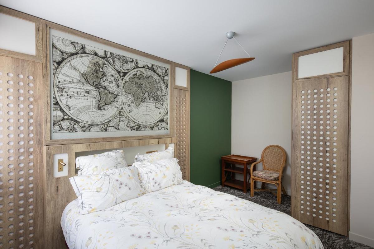 - une chambre avec un grand lit et une fresque murale dans l'établissement Résidence Bellevue, à Camaret-sur-Mer