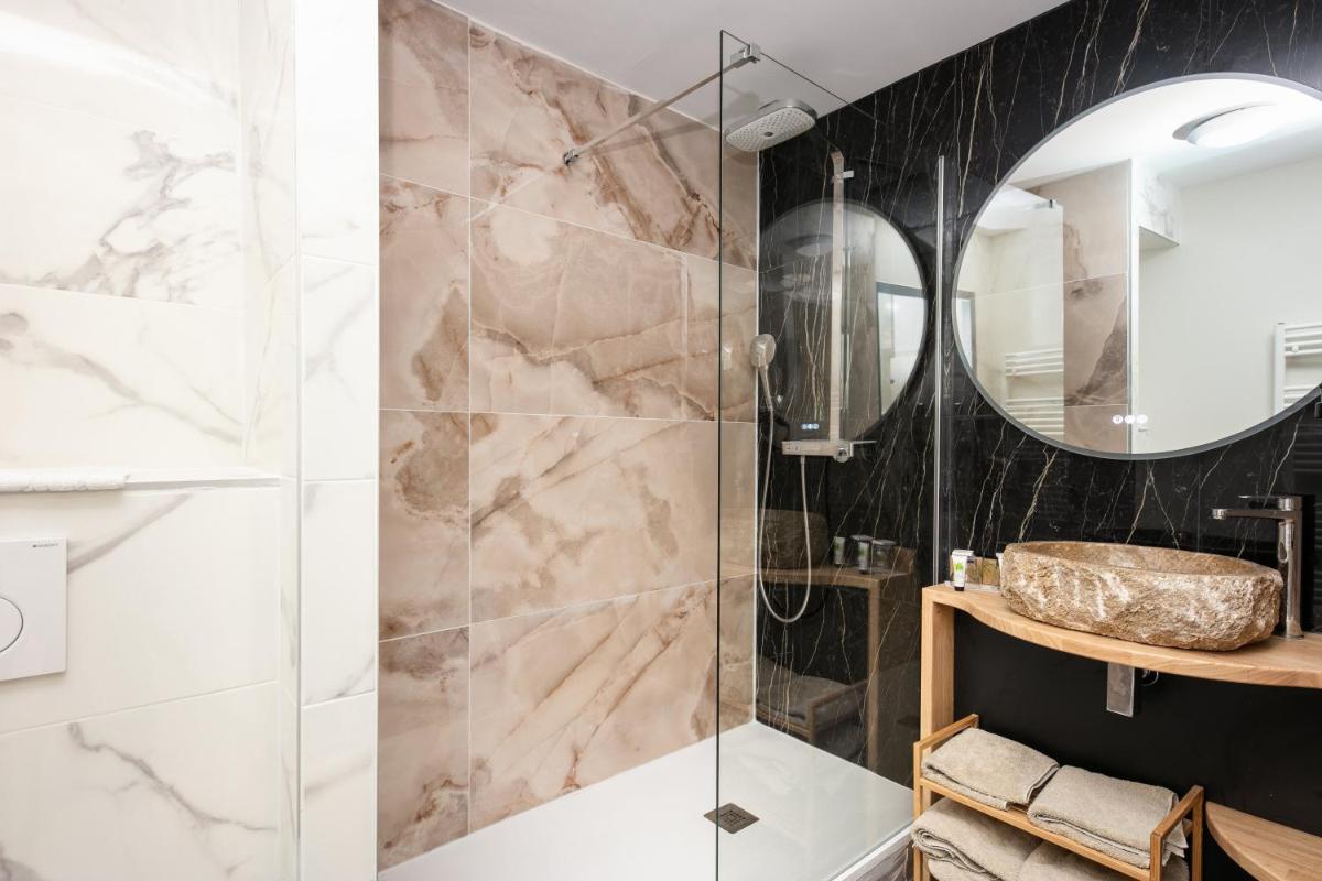 une salle de bain avec douche et lavabo dans l'établissement Résidence Bellevue, à Camaret-sur-Mer