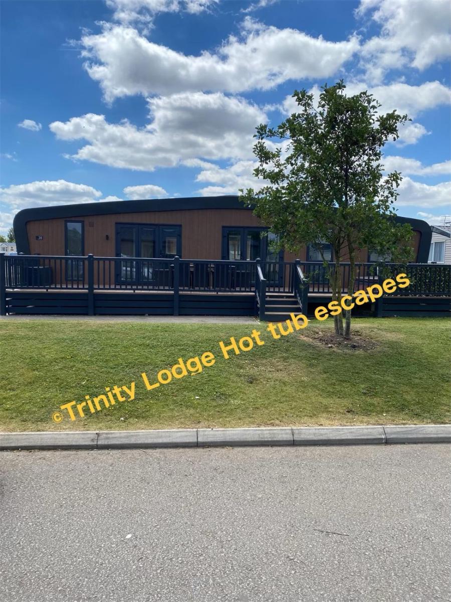 Trinity lodge hot tub escapes at Tattershall lakes - Housity