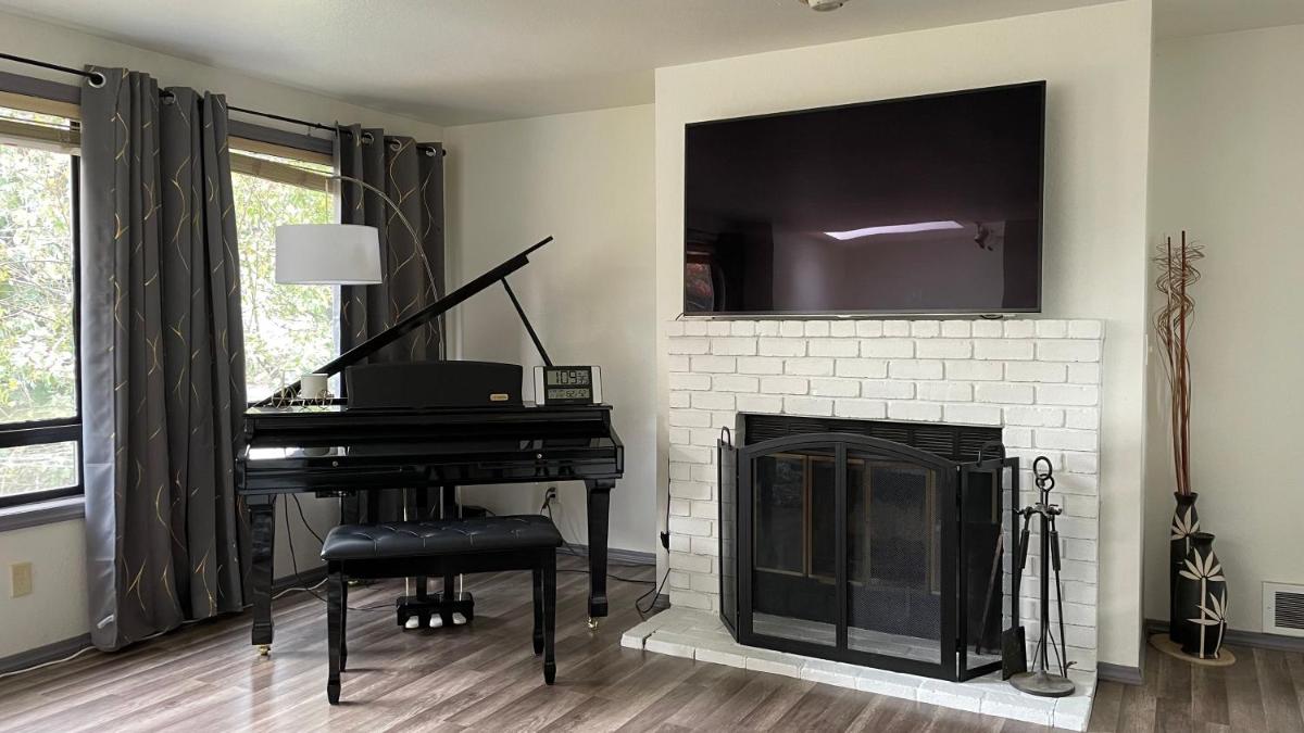 Spacious, Cheerful, Modern Home 5 BR, 3BA, 2KIT - Housity