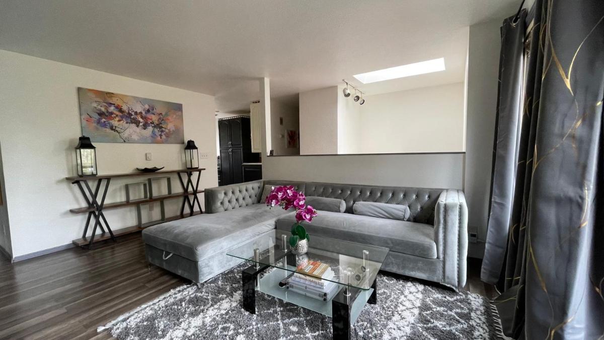 Spacious, Cheerful, Modern Home 5 BR, 3BA, 2KIT - Housity