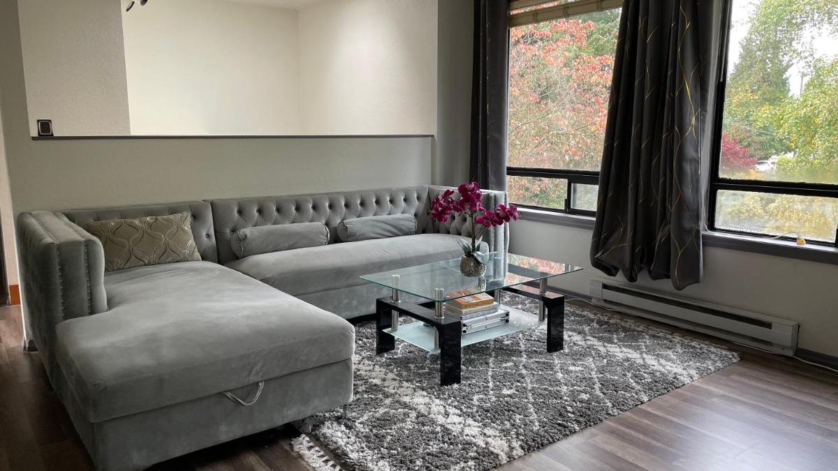 Spacious, Cheerful, Modern Home 5 BR, 3BA, 2KIT - Housity