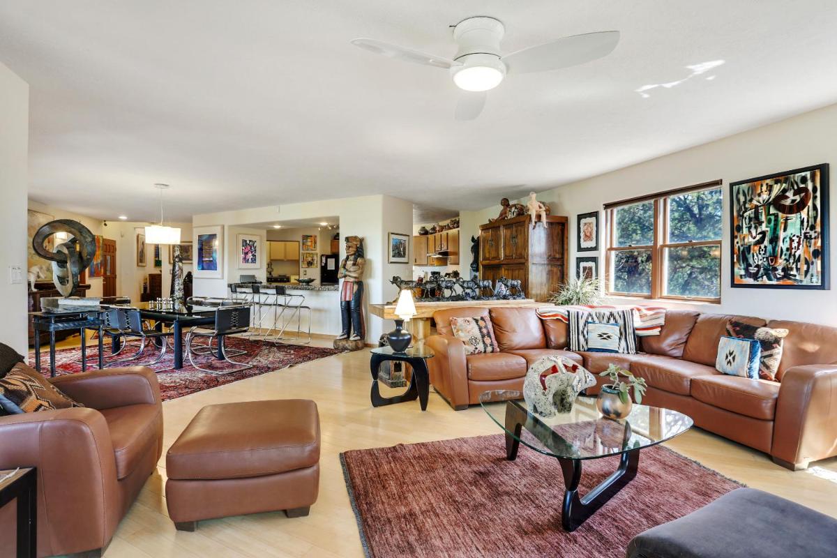 Sunlit Hills Art and Views, 3 Bedrooms, Sleeps 6, Hot Tub, Volleyball, WiFi - Housity