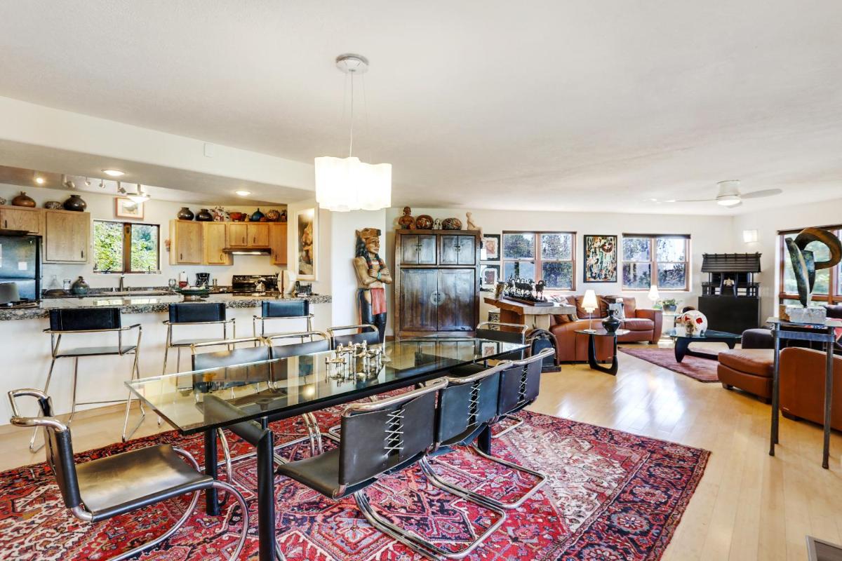 Sunlit Hills Art and Views, 3 Bedrooms, Sleeps 6, Hot Tub, Volleyball, WiFi - Housity