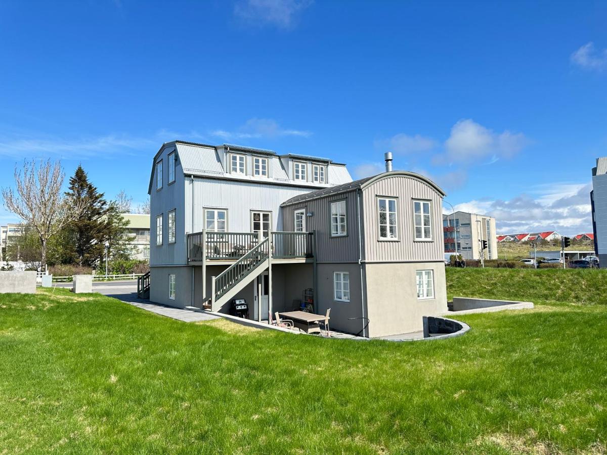 A New house that is a mix of an Historic House ( Torfhildur Hólms House ) and a new building in heart of Reykjavik on 3 levels - Housity