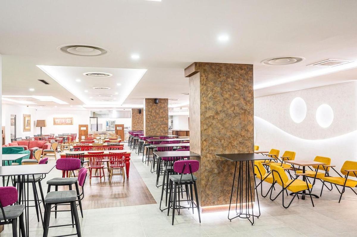 Hotel Holiday - Housity