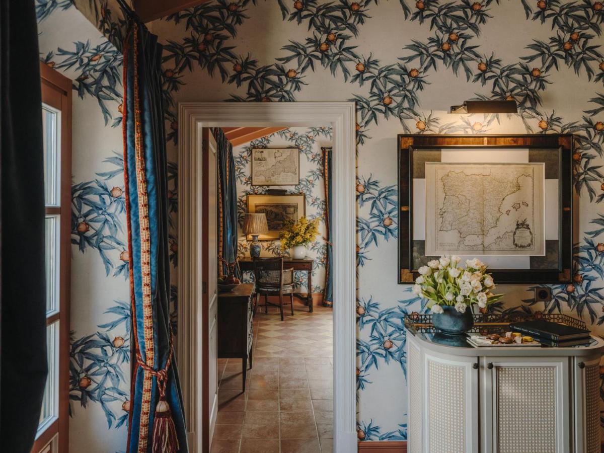 un pasillo con papel pintado de flores azul y blanco en Grand Hotel Son Net, en Puigpunyent