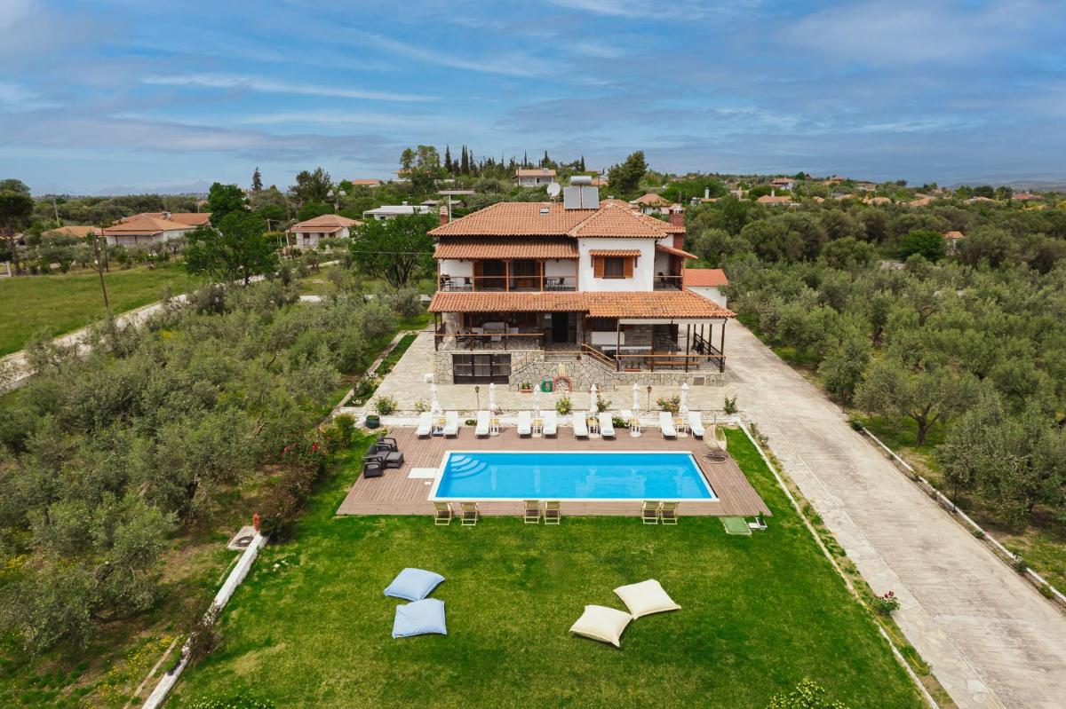 Kalisun Pool House by Georgalas - Housity