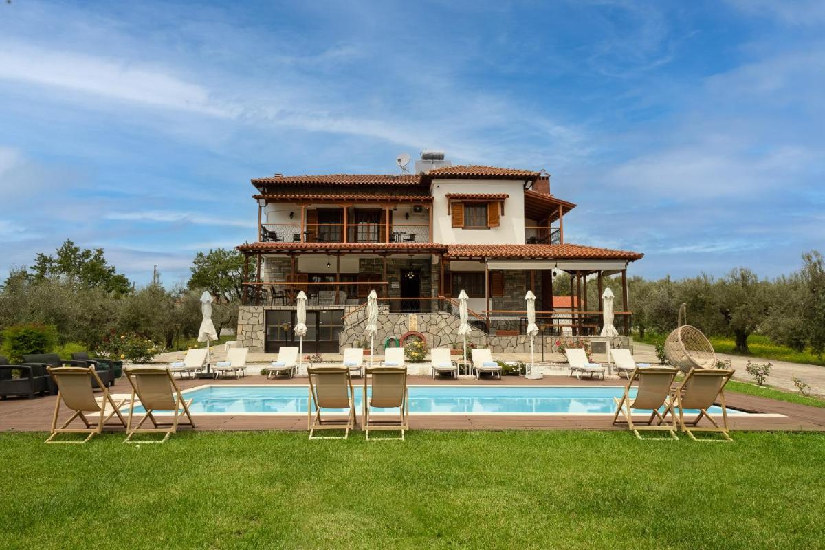 Kalisun Pool House by Georgalas - Housity