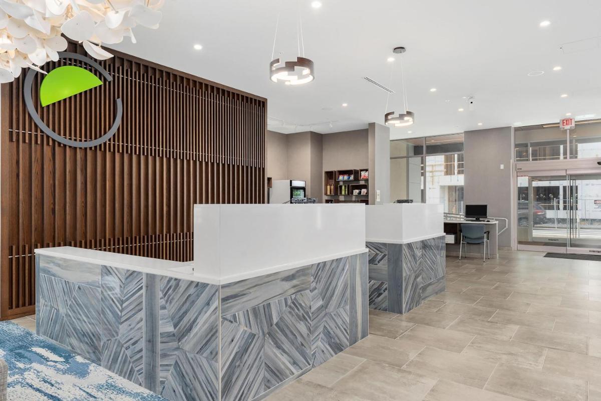 Element Hampton Peninsula Town Center - Housity