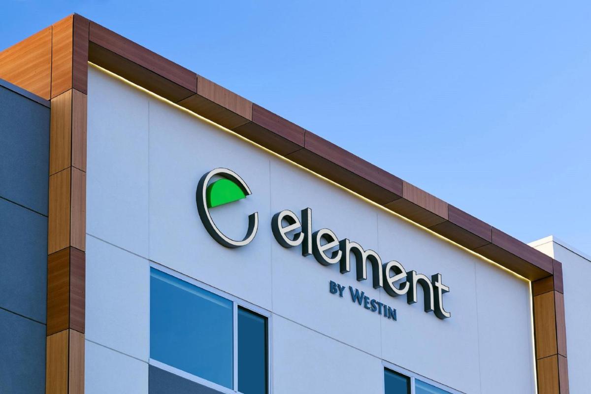 Element Hampton Peninsula Town Center - Housity