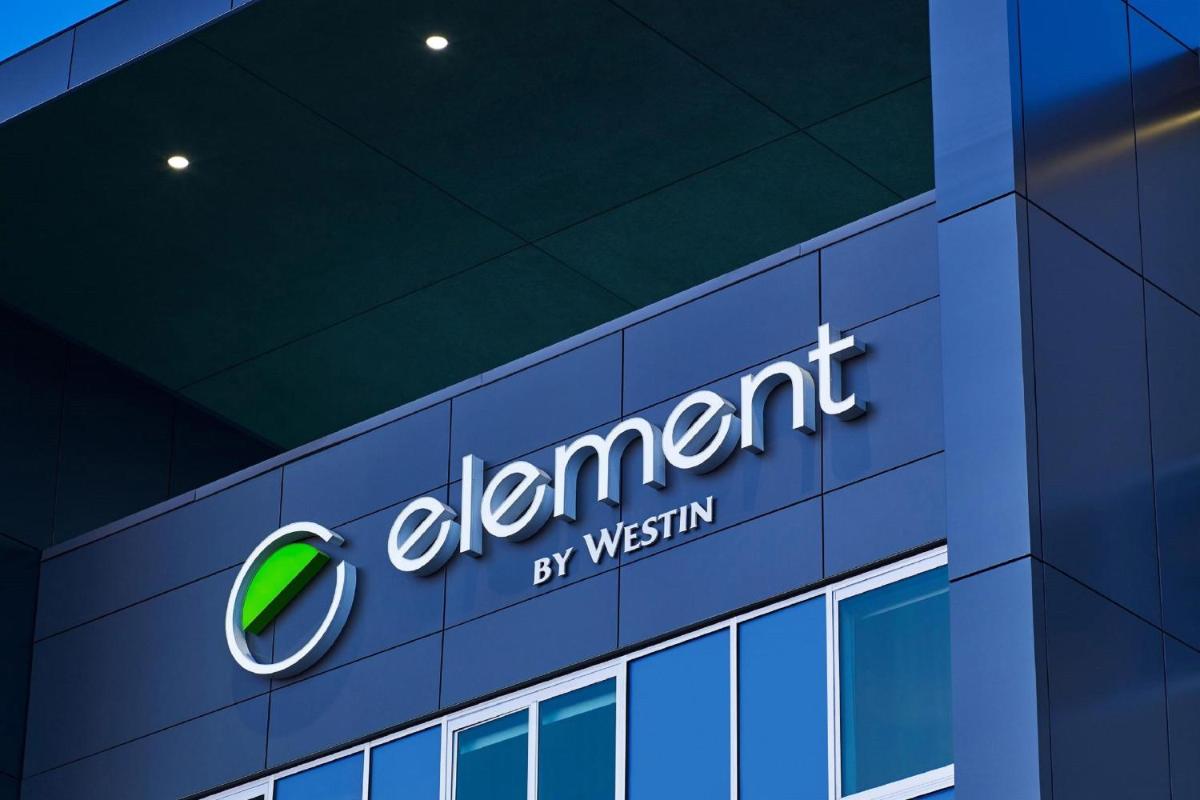 Element Hampton Peninsula Town Center - Housity