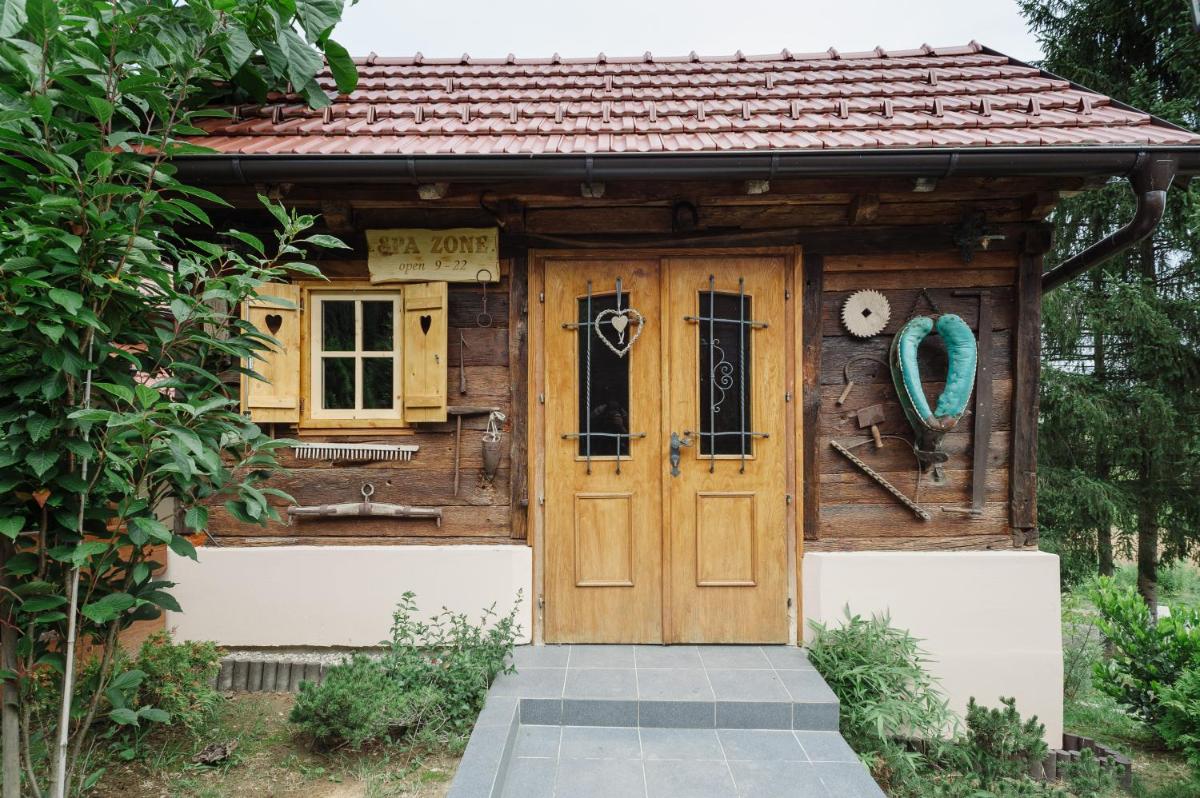 Traditional houses Korana river - Hizvo
