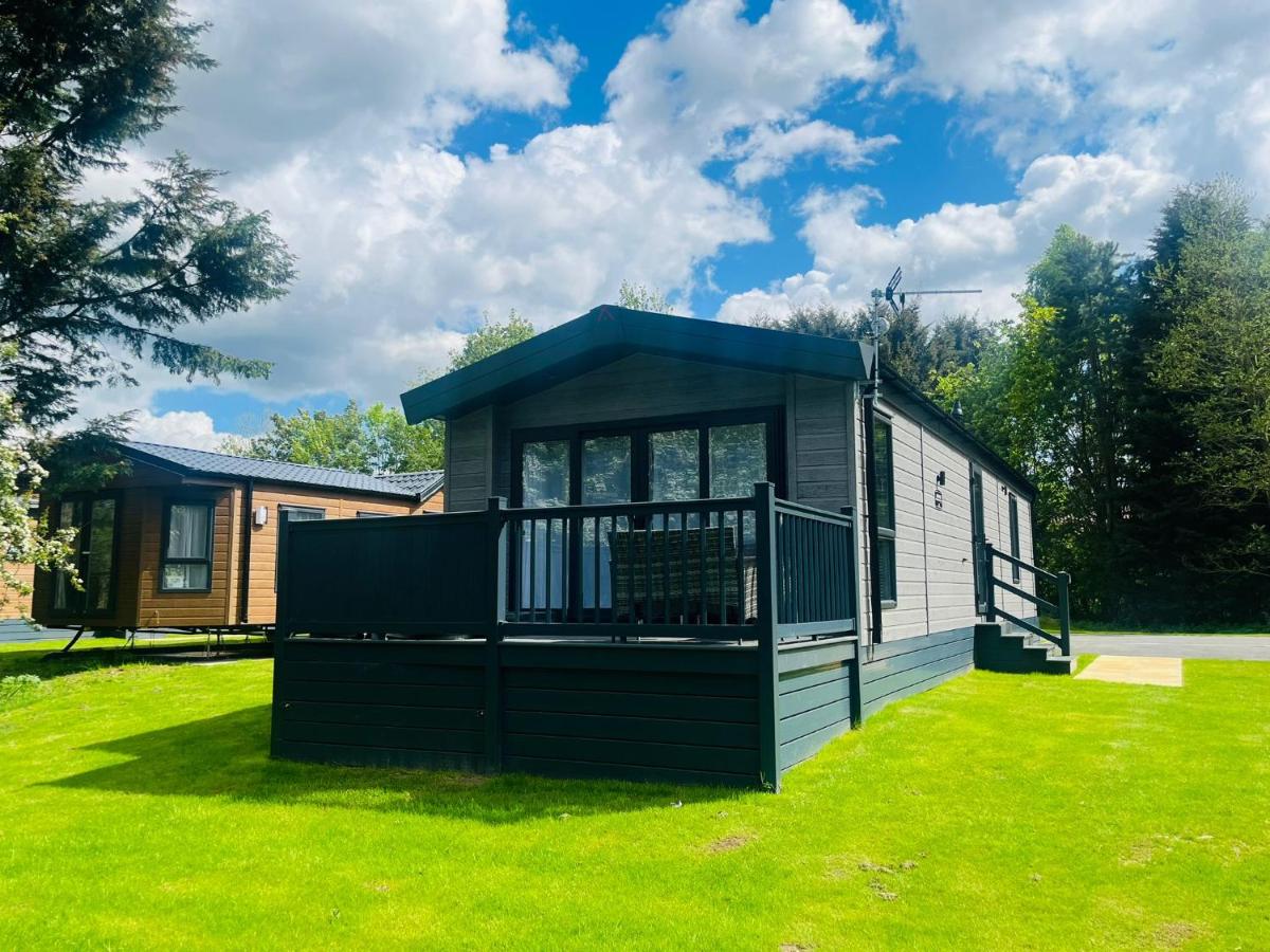 Silver Wood Lodge with Hot Tub - Housity