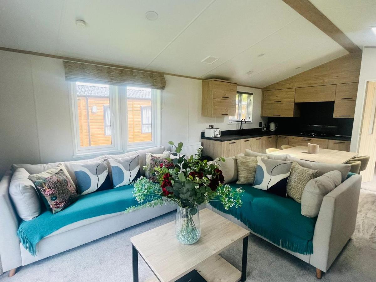 Silver Wood Lodge with Hot Tub - Housity