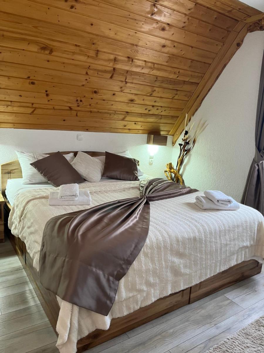 Rustic Inn River 2 - Housity
