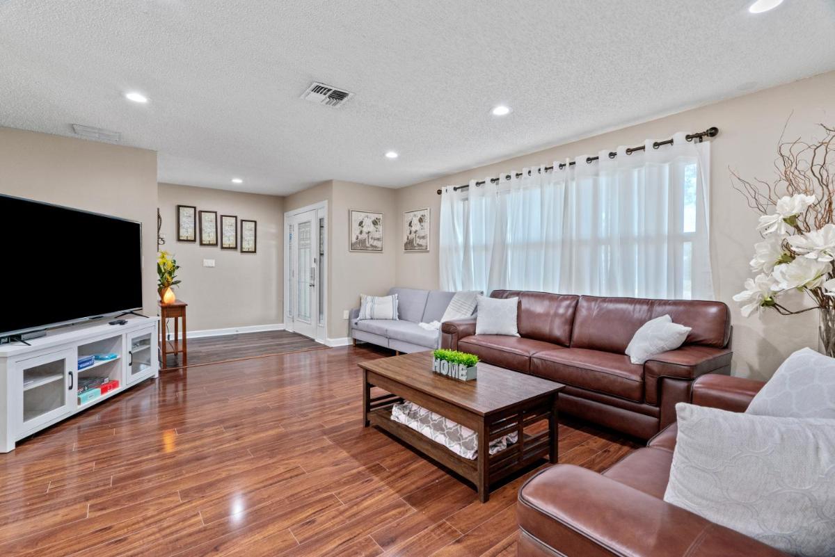 3 Bedrooms House, Private Pool, 10 Mins to Gulf Beaches - Housity