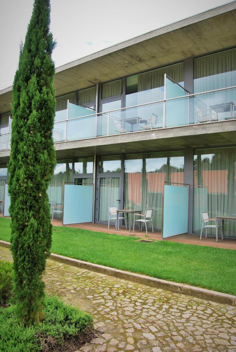 Um jardim no exterior de Hotel Quinta da Cruz & SPA