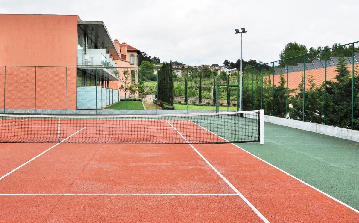 Comodidades para jogar ténis e squash em Hotel Quinta da Cruz & SPA ou nas proximidades