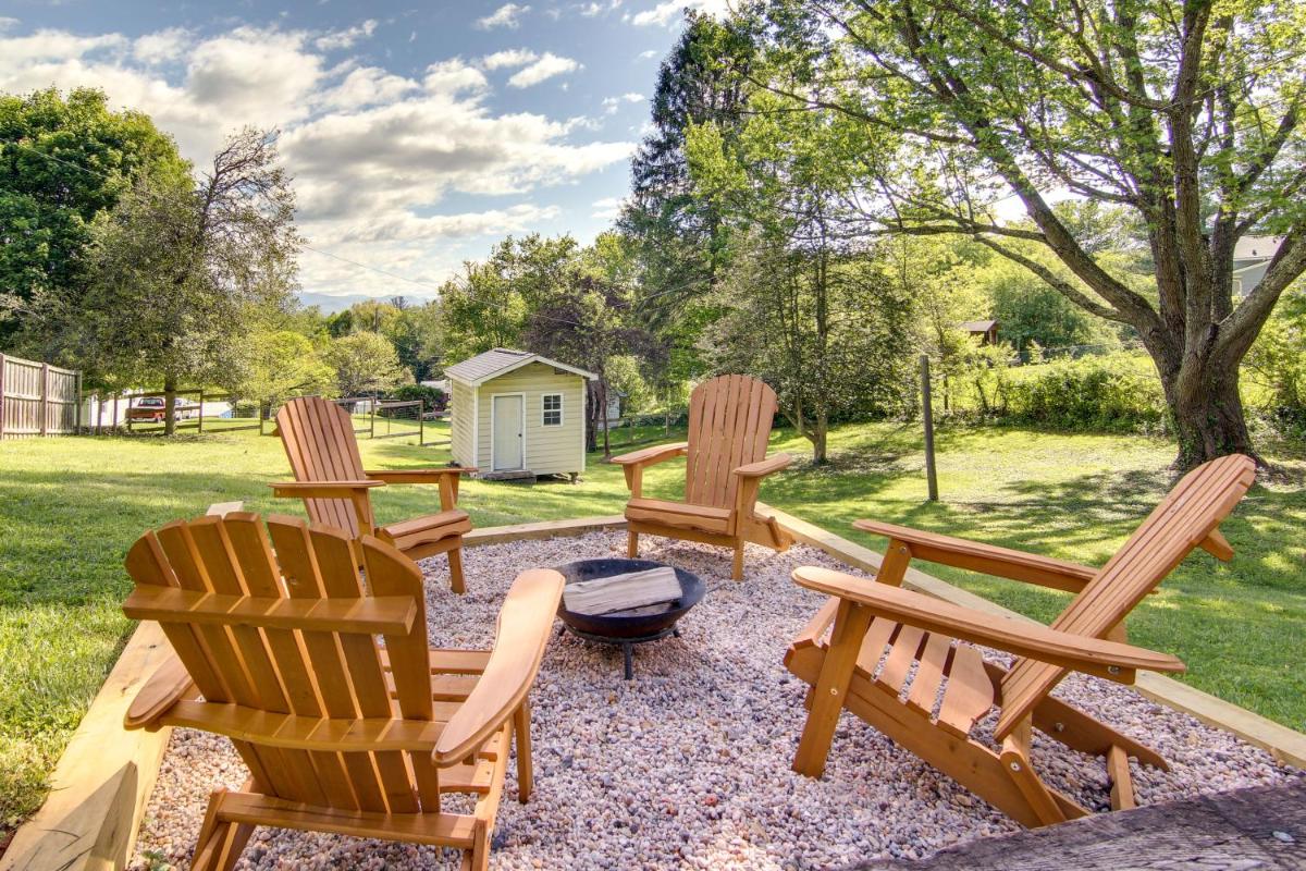 Mountain Home by Blue Ridge Pkwy Views and Fire Pit - Housity