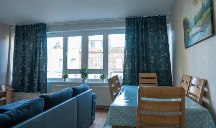 London Retreat: Double Bedroom in Trendy Battersea - Housity