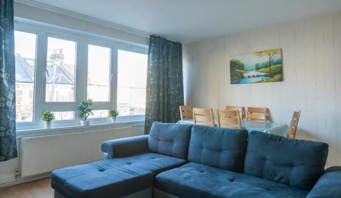 London Retreat: Double Bedroom in Trendy Battersea - Housity