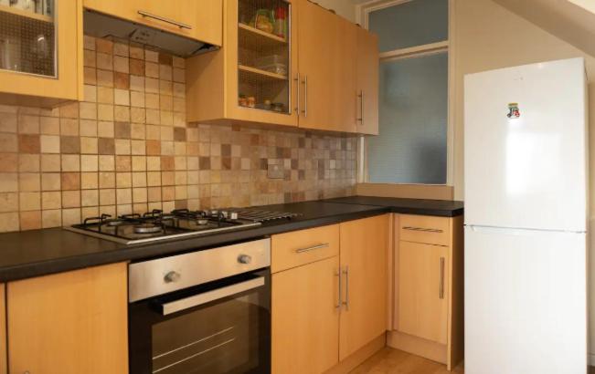 London Retreat: Double Bedroom in Trendy Battersea - Housity