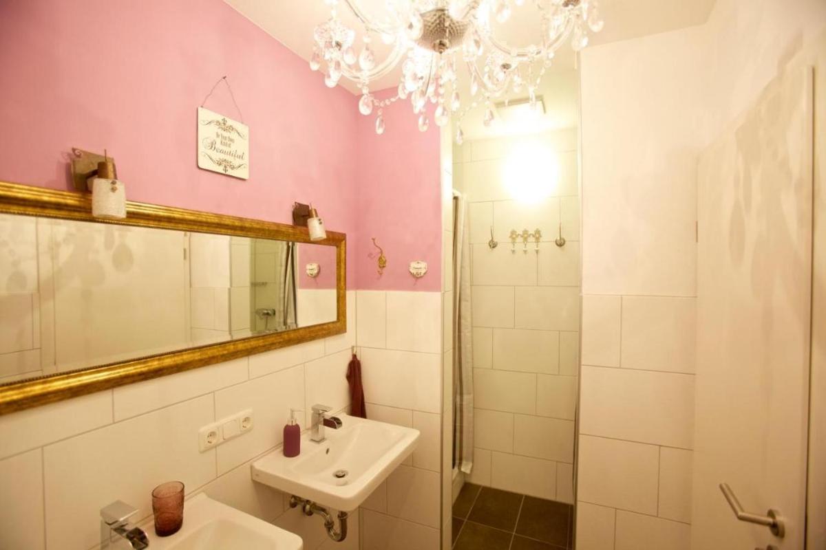 Old Kings Design Hostel - Housity