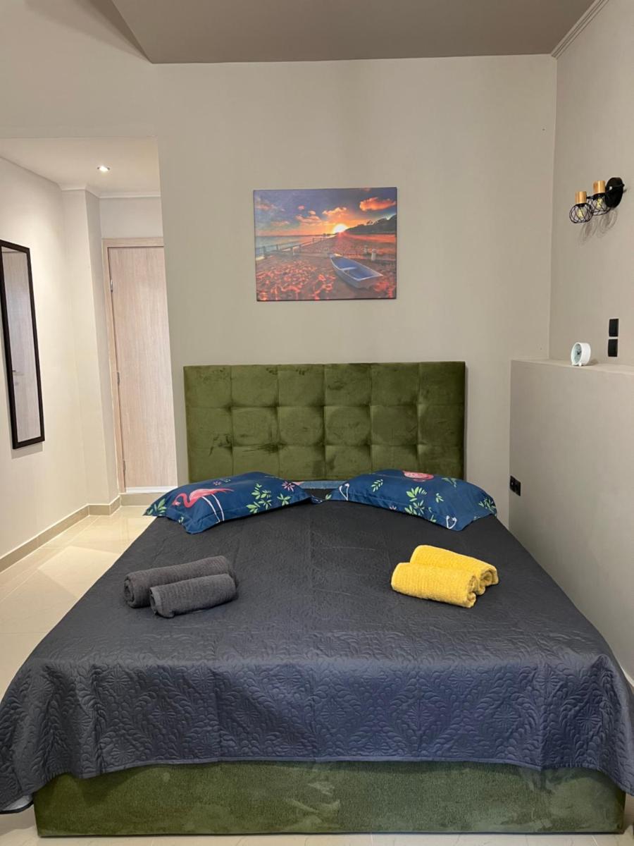 John's apartment's near Athens Airport!! - Housity
