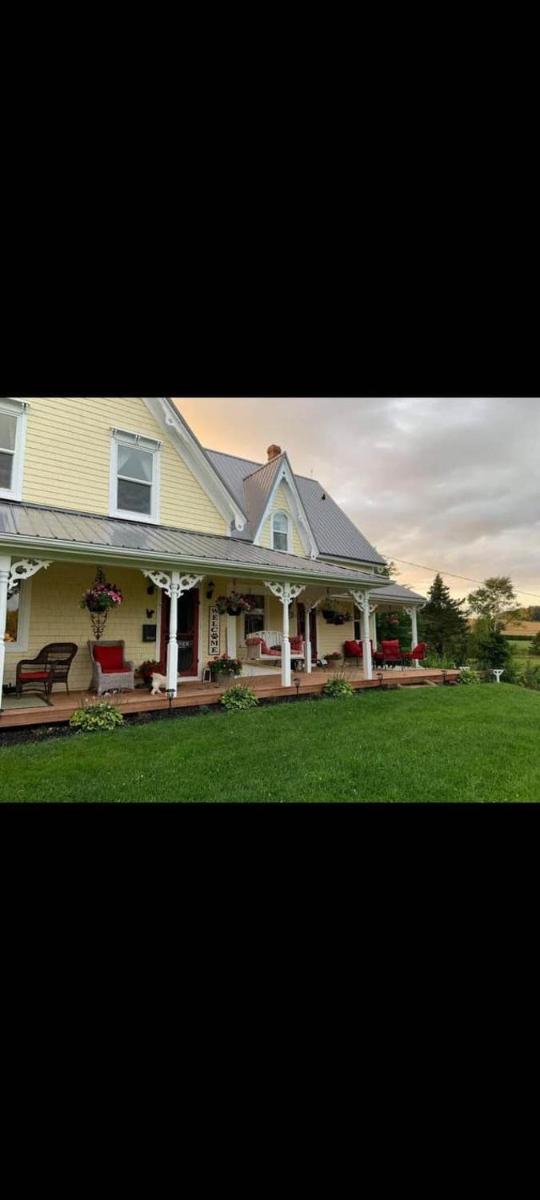 Clinton Pond Bed and Breakfast - Housity