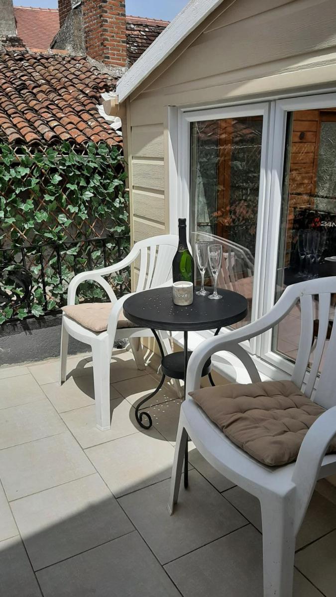 Belle maison de ville sur 2 étages dans le quartier historique paisible de la ville avec terrasse privée ensoleillée - Housity