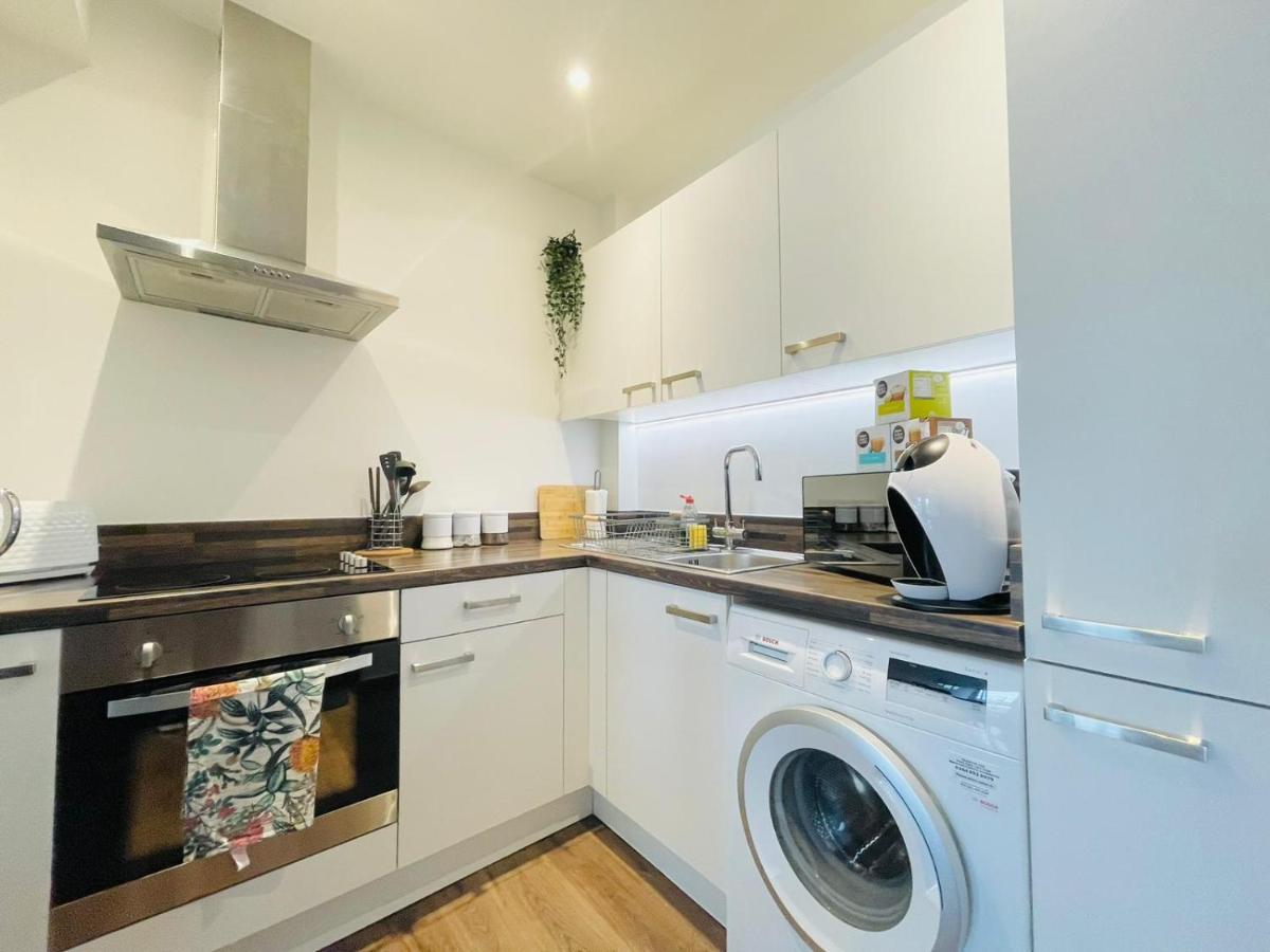Park Street Apartment Luton by Hostaguest - Housity