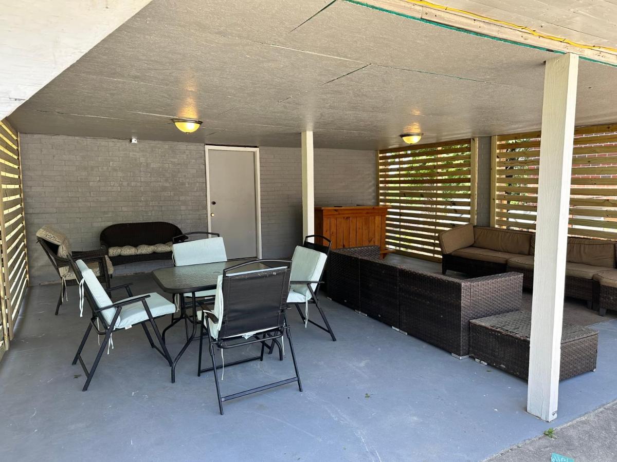 Large executive home with 5 bedrooms, 2.5 baths and game room. - Housity