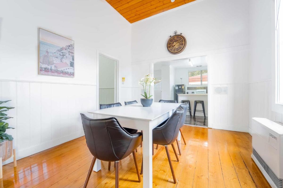 Cottage on MacKenzie - Housity