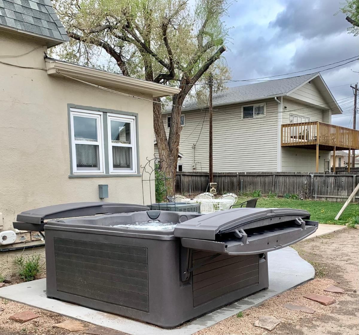Garden City House with Hot Tub - Housity