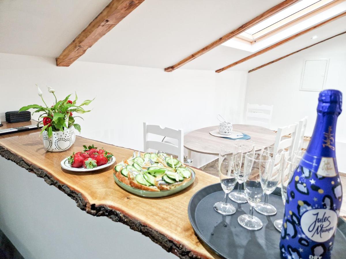 Apartman Valja - 55m2 - Sea View - Garden - Grill - Housity